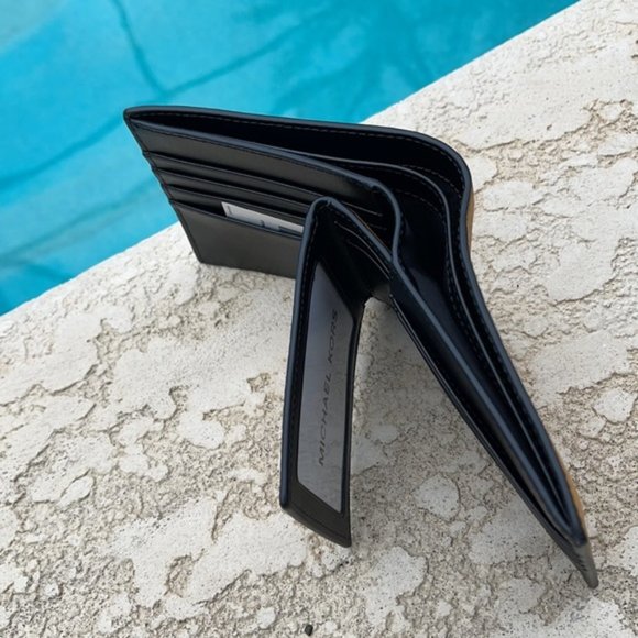 Michael Kors Men`s Cooper Pebbled Leather Billfold Wallet With Passcase - Picture 4 of 16